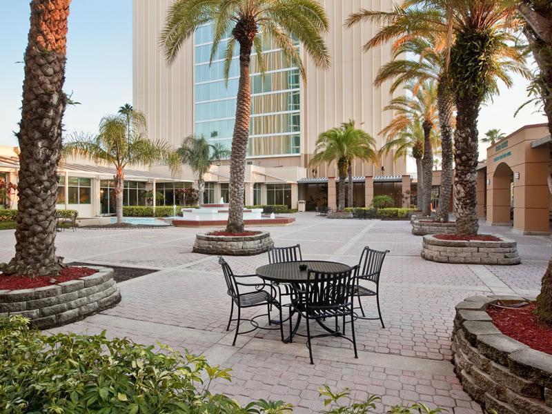 Hotel Doubletree By Hilton At The Entrance To Universal