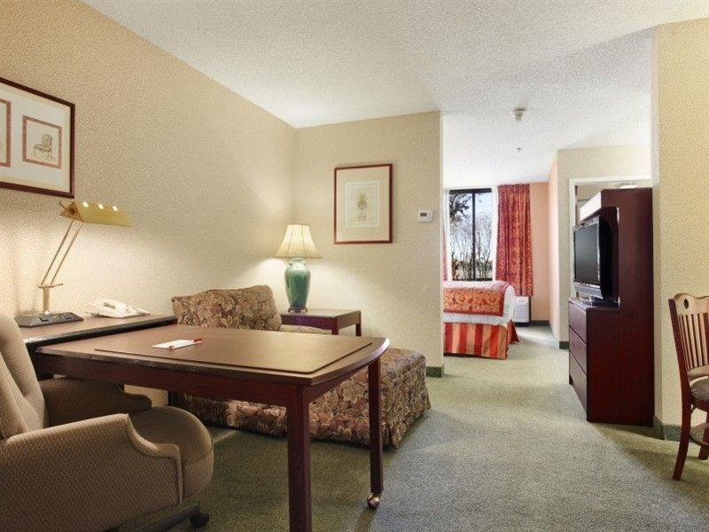 Hotel Ramada By Wyndham Airport- Free Airport Shuttle