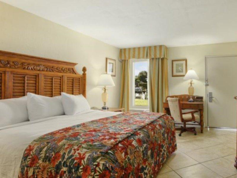Hotel Ramada By Wyndham Waterfront