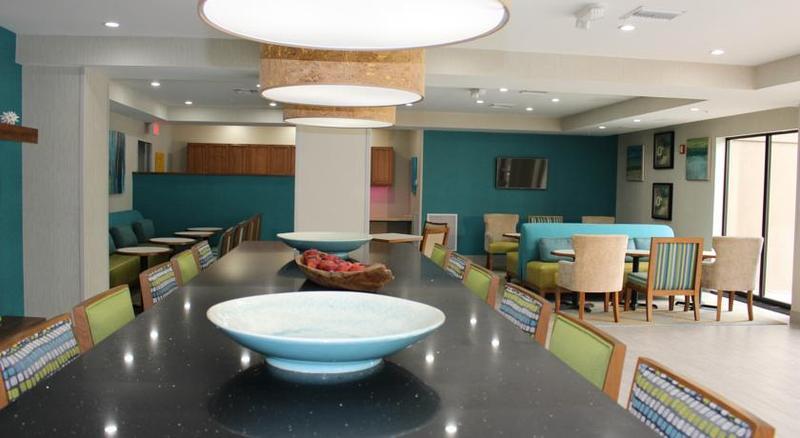 Hotel Country & By Radisson, I-95 South, Fl 3*