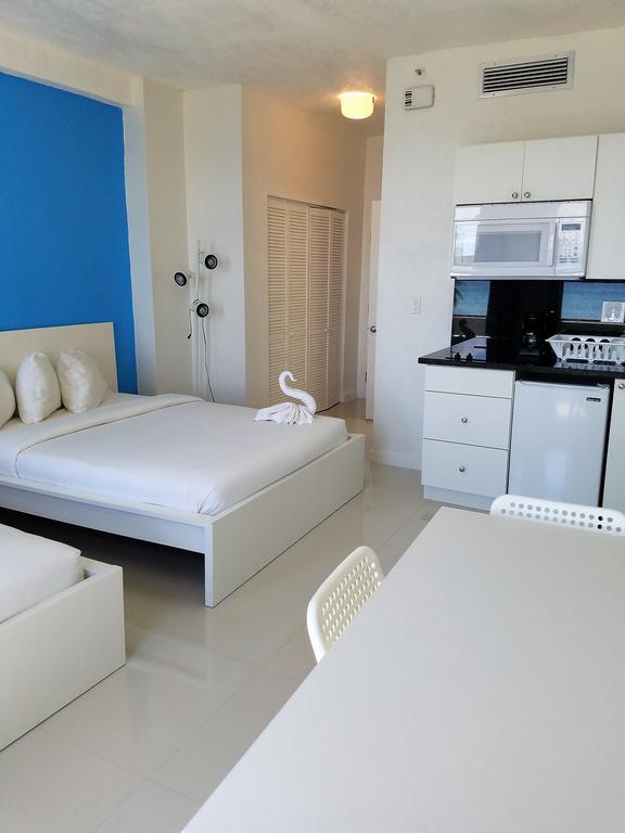 Beachfront W/pool Apartment *