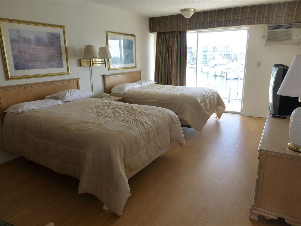 Camelot Waterfront Motel