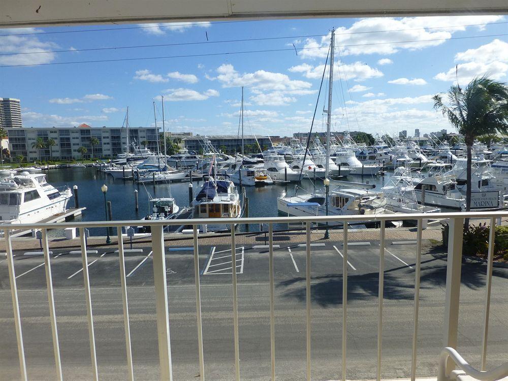 Camelot Waterfront Motel 3*