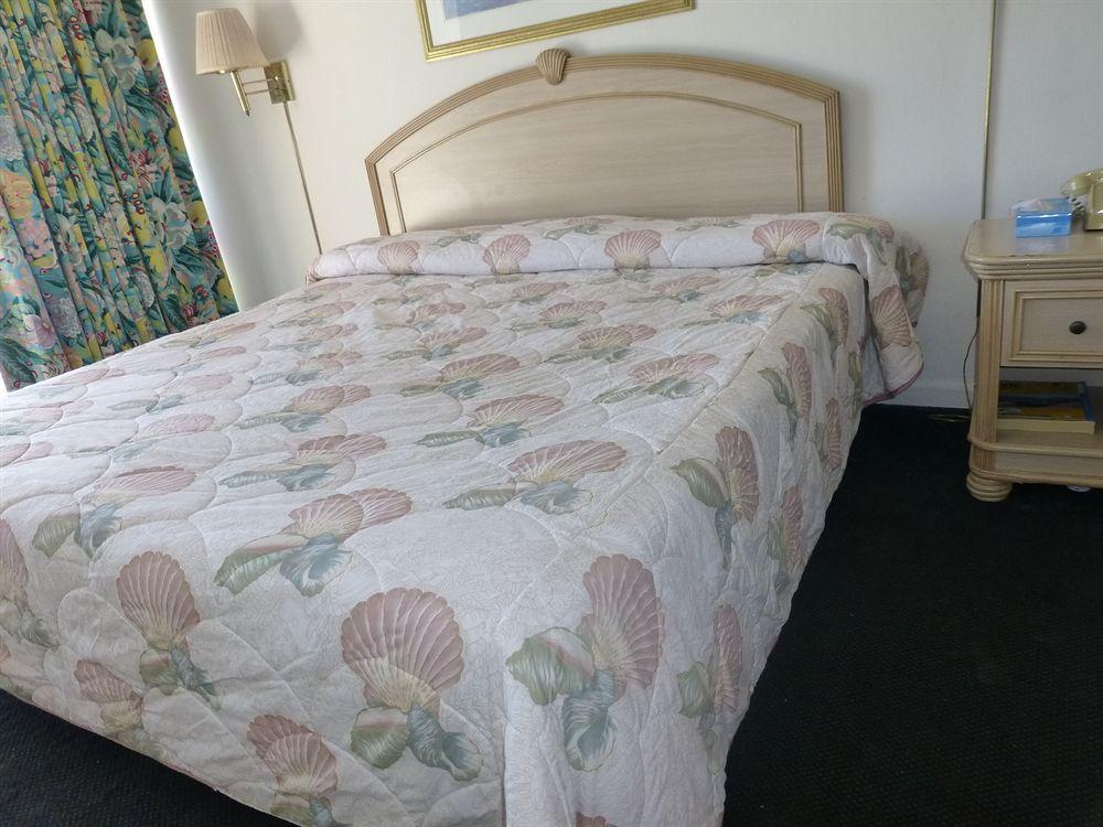 Camelot Waterfront Motel