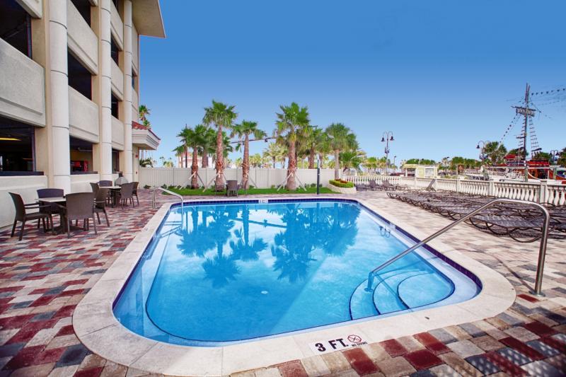 Pier House 60 Clearwater Marina Hotel 3*