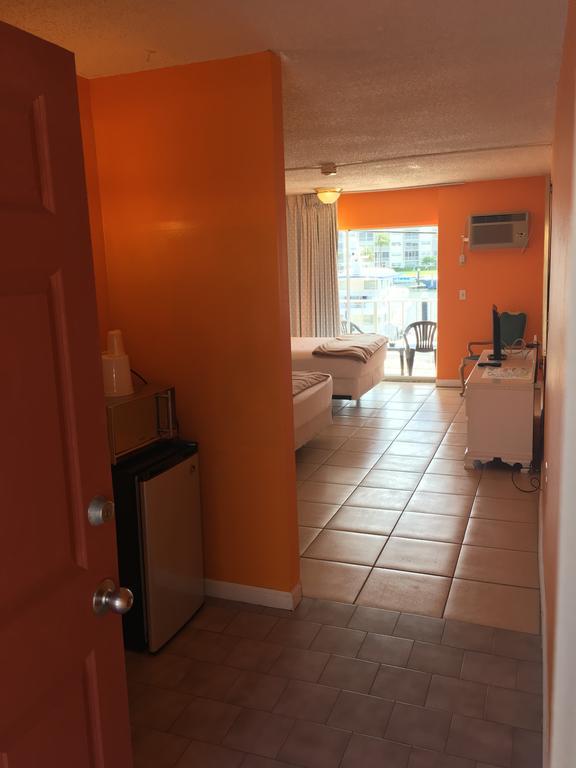 Camelot Waterfront Motel Palm Beach