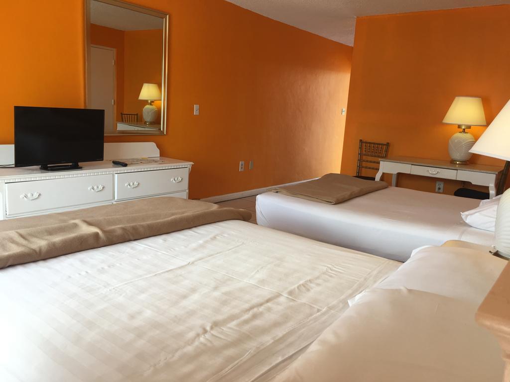 Camelot Waterfront Motel