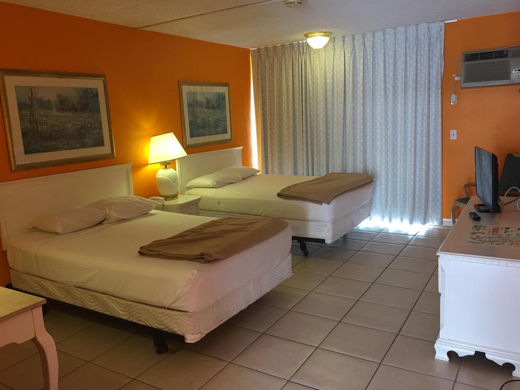 Camelot Waterfront 3* Palm Beach