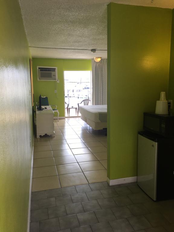 Camelot Waterfront Motel Palm Beach