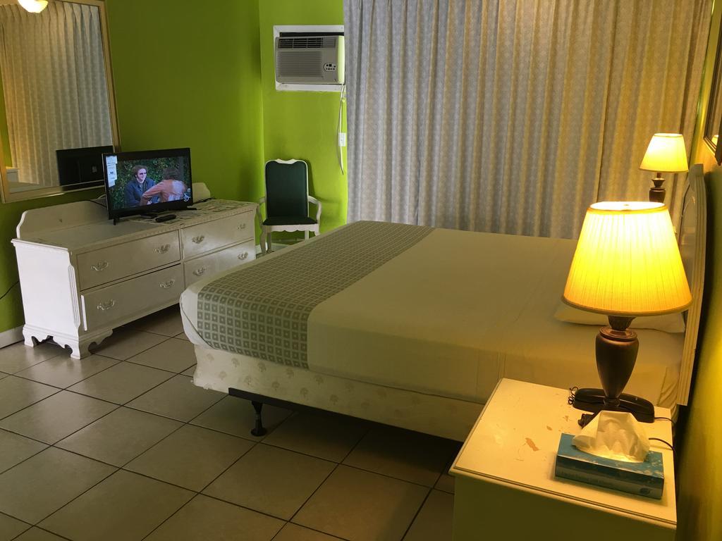 Motel Camelot Waterfront Palm Beach
