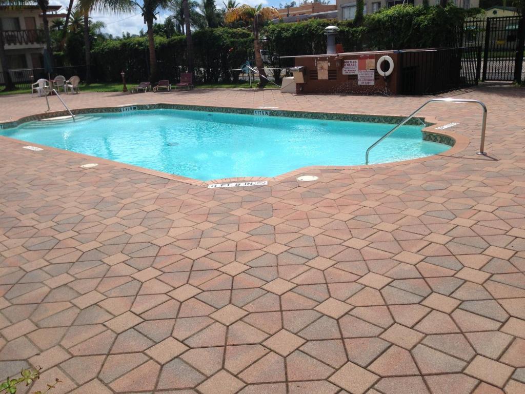 Downtown Hollywood Gardens Inn & Suites Inn