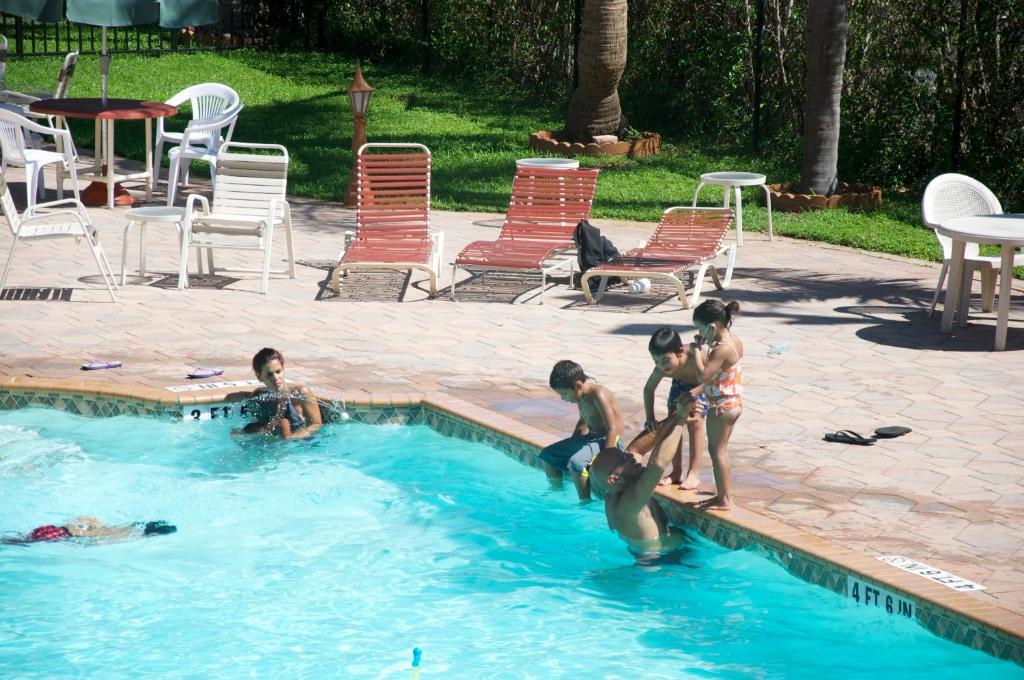 Downtown Hollywood Gardens Inn & Suites Hollywood