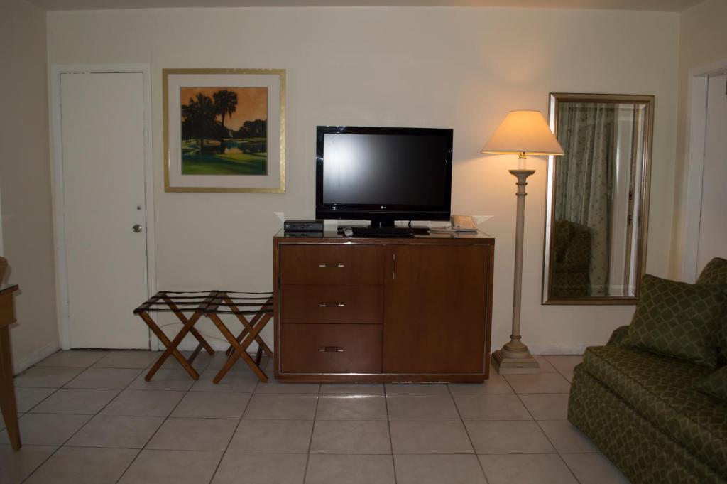 Downtown Hollywood Gardens Inn & Suites Hollywood