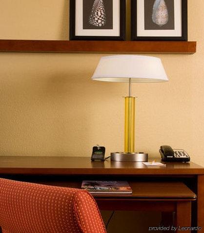 Courtyard Coral Gables Hotel 3*