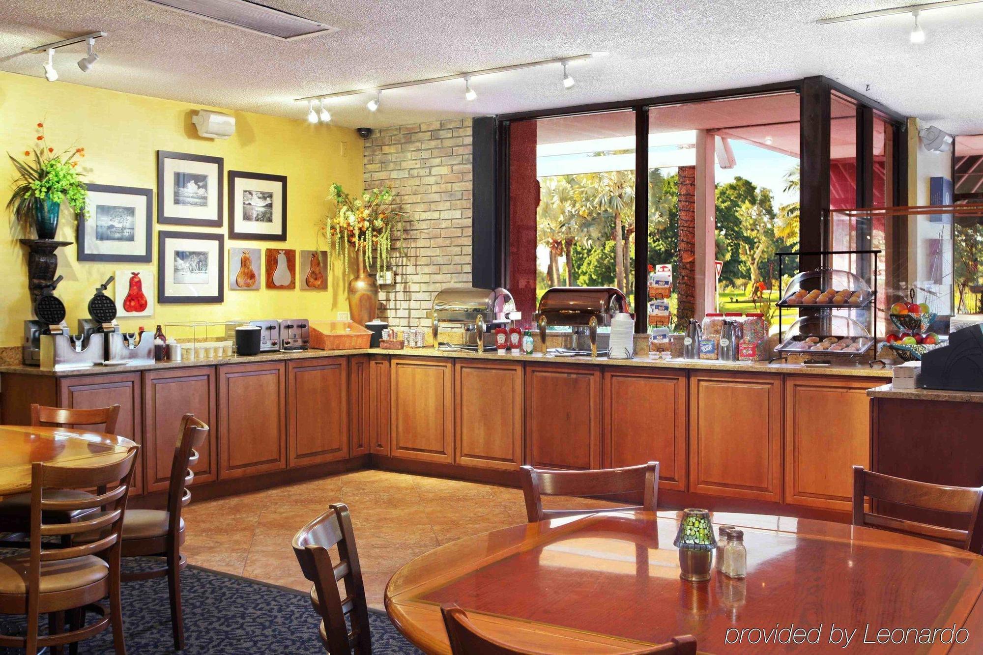 Collins Hotel 3*