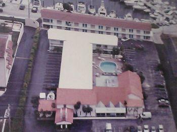 Camelot Waterfront Motel Palm Beach