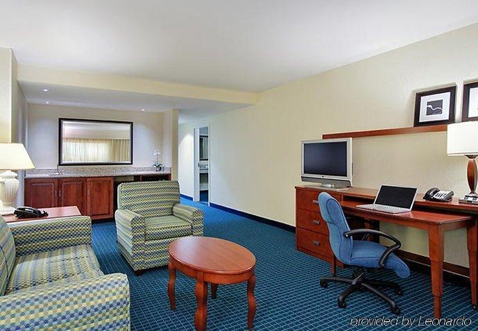 Courtyard Myers At I-75 And Gulf Coast Town Center Hotel