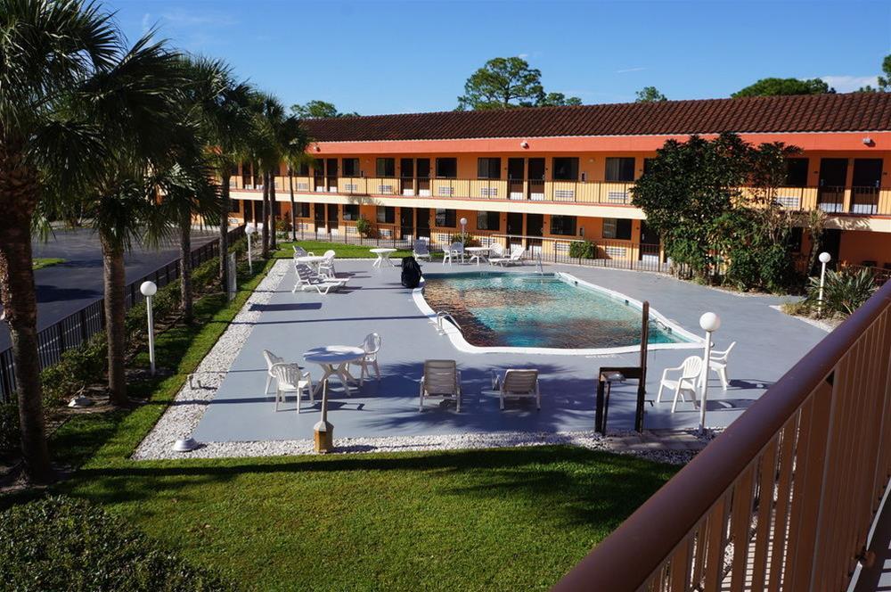 Super 8 By Wyndham Naples