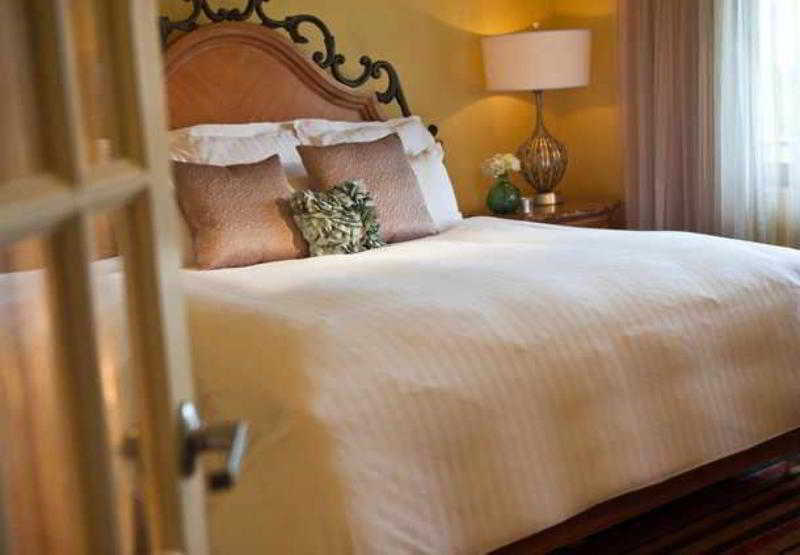 Renaissance Hotel 4*