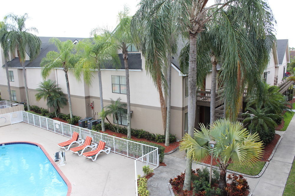 Hotel & Miami Airport West 3*