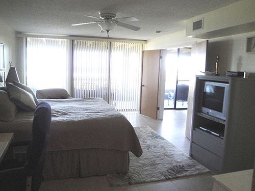 Hibiscus Oceanfront Resort 2*