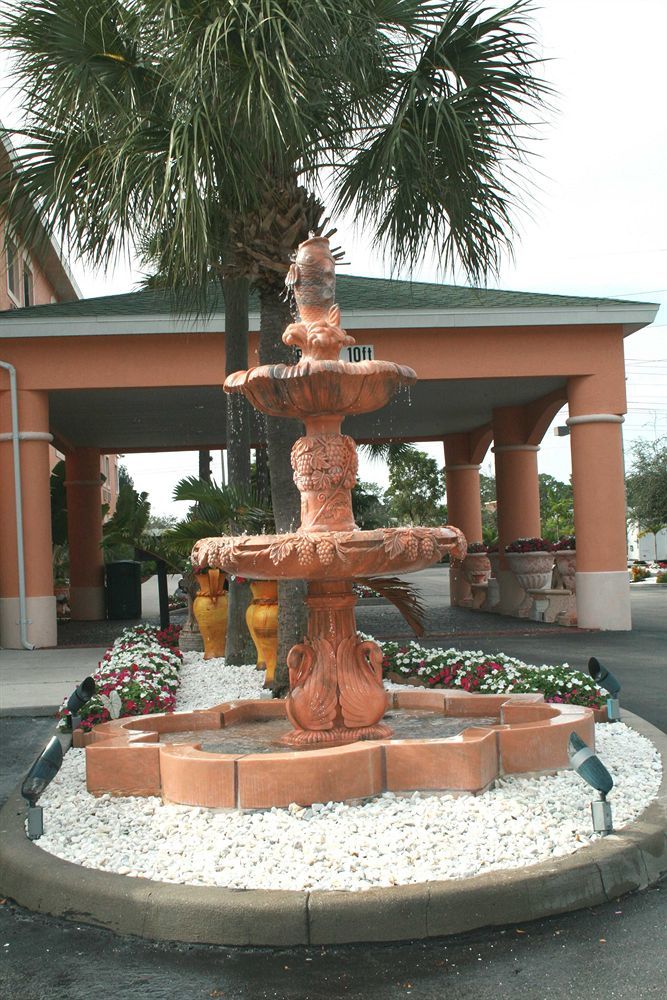 Days & By Wyndham North Naples Hotel