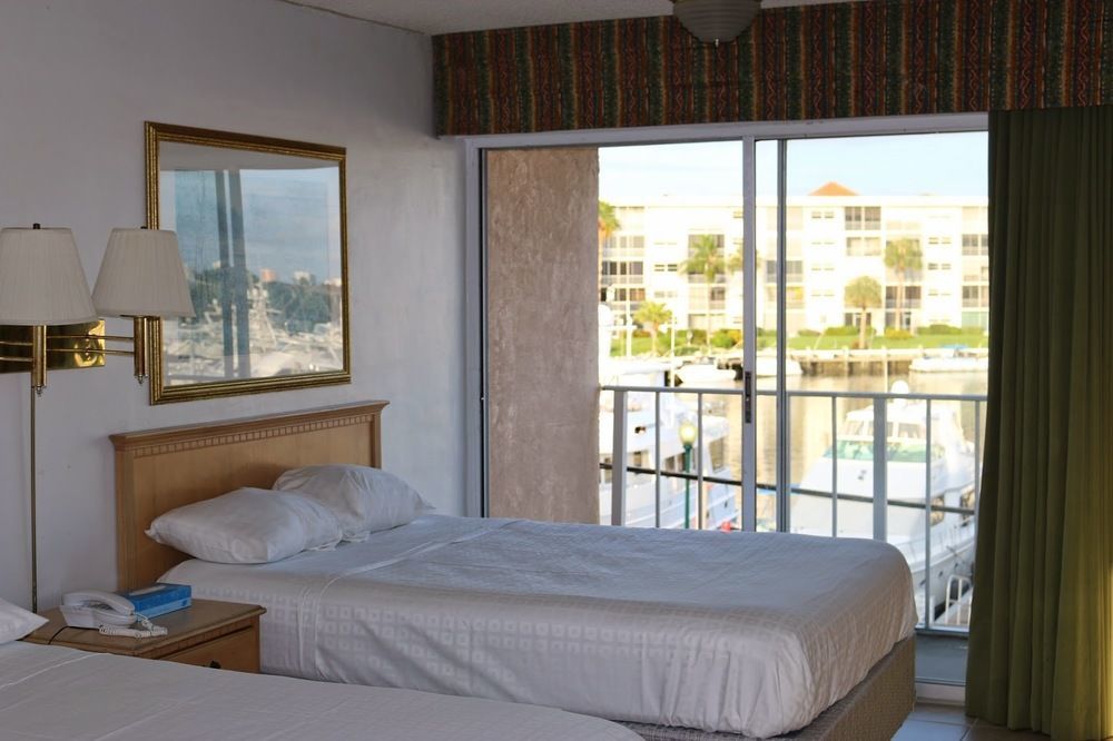 Camelot Waterfront 3*