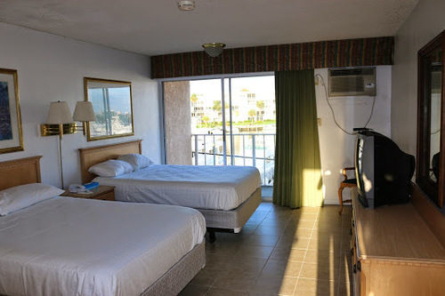Camelot Waterfront Motel 3*
