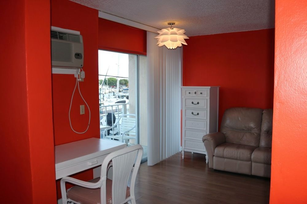 Camelot Waterfront Motel