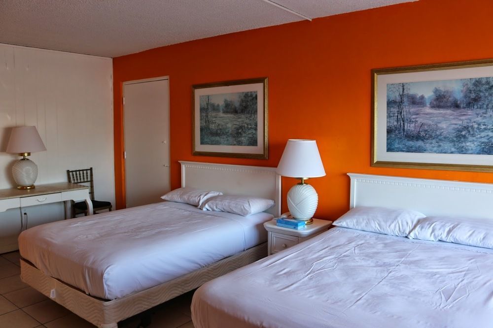 Camelot Waterfront Motel 3*