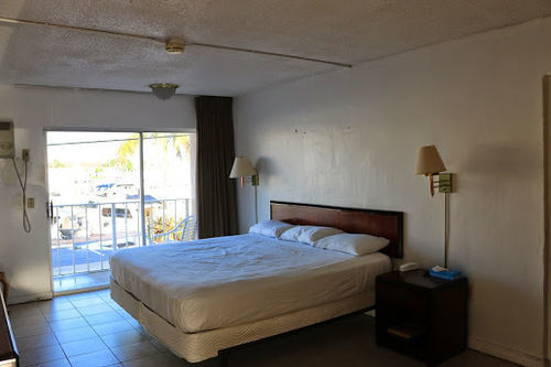 Camelot Waterfront Motel
