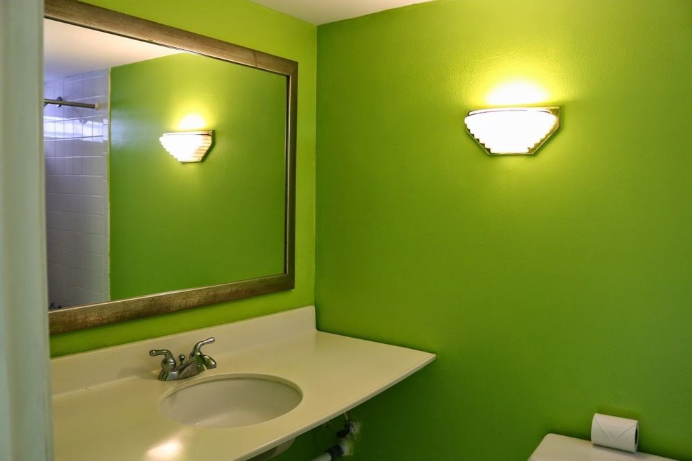 Camelot Waterfront Motel