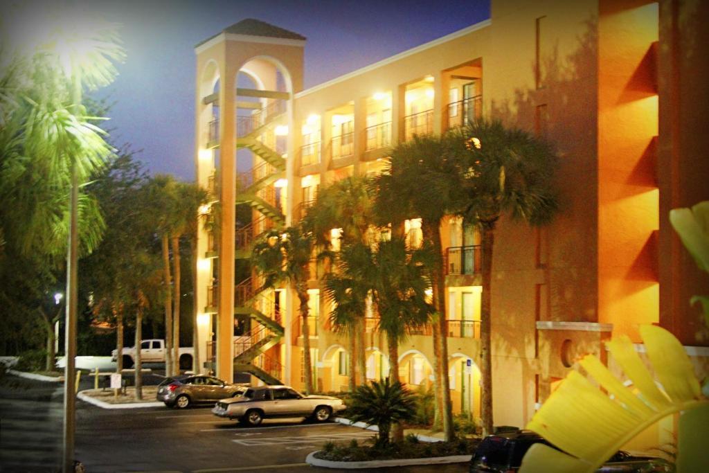 Hotel Ramada By Wyndham Downtown 3*