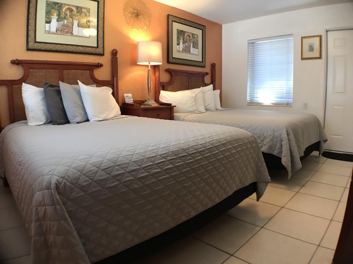 Beach House Cabanas 5* Treasure Island
