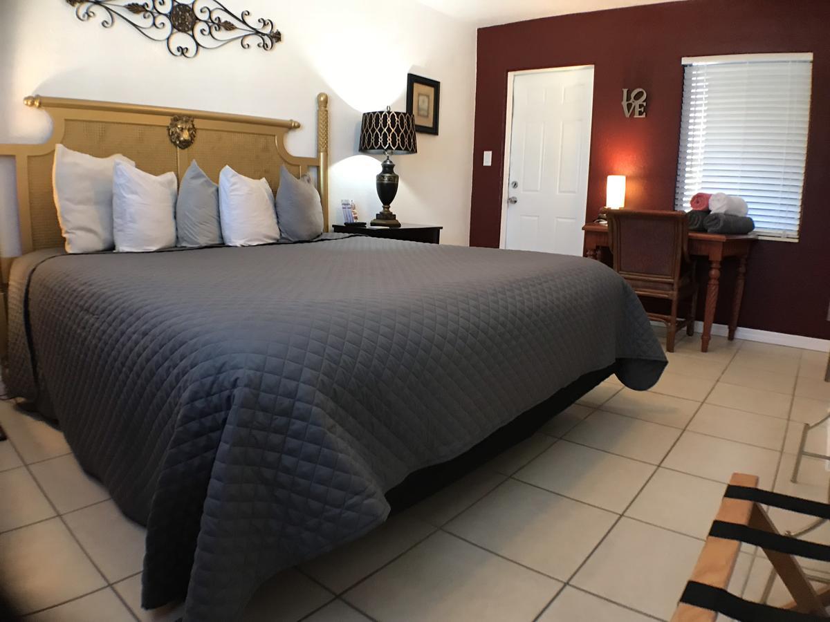 Hotel Beach House Cabanas Treasure Island
