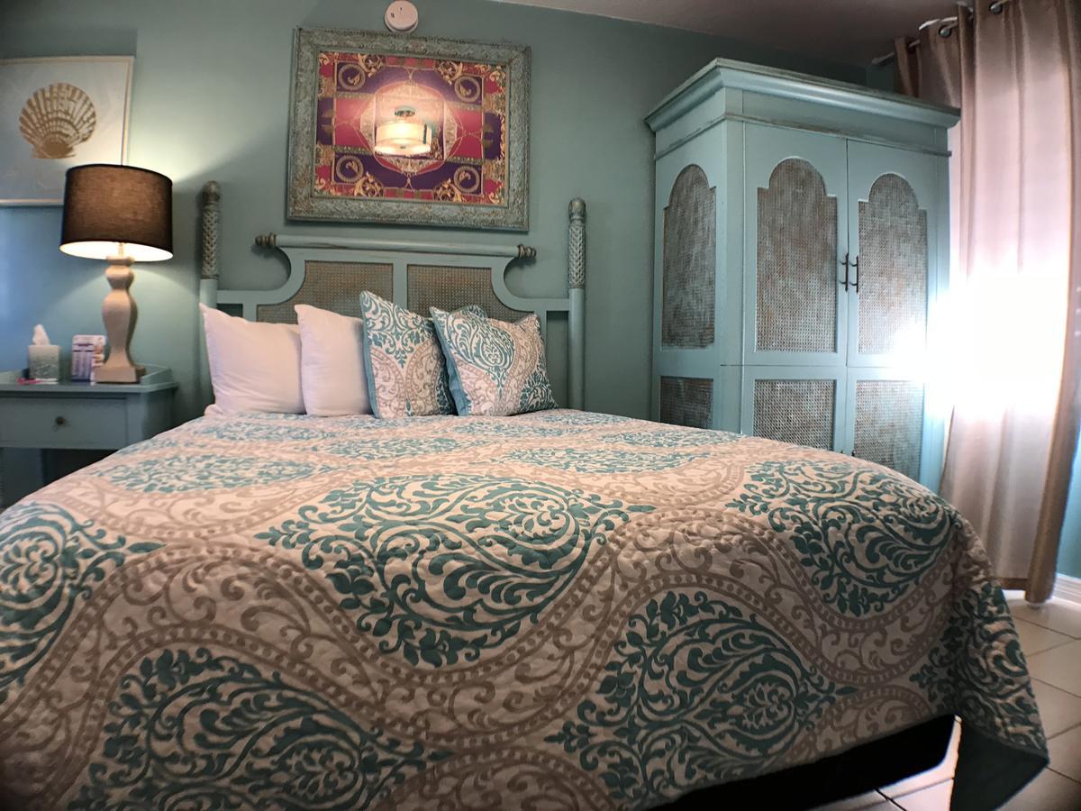 Beach House Cabanas 5* Treasure Island
