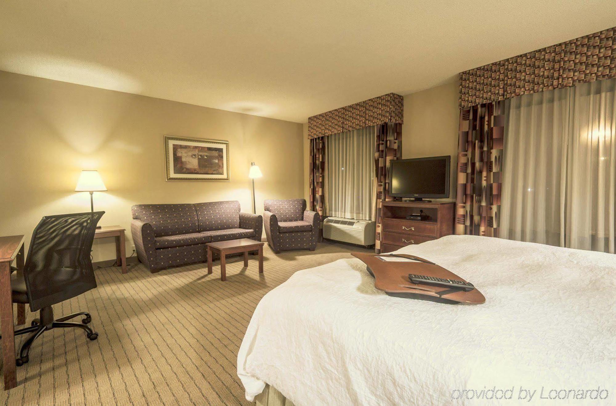 Hampton & Hotel