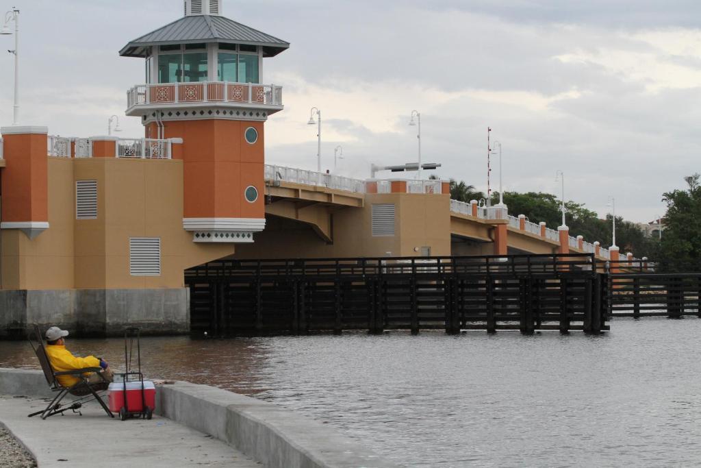 Super 8 By Wyndham West Palm Motel 2*