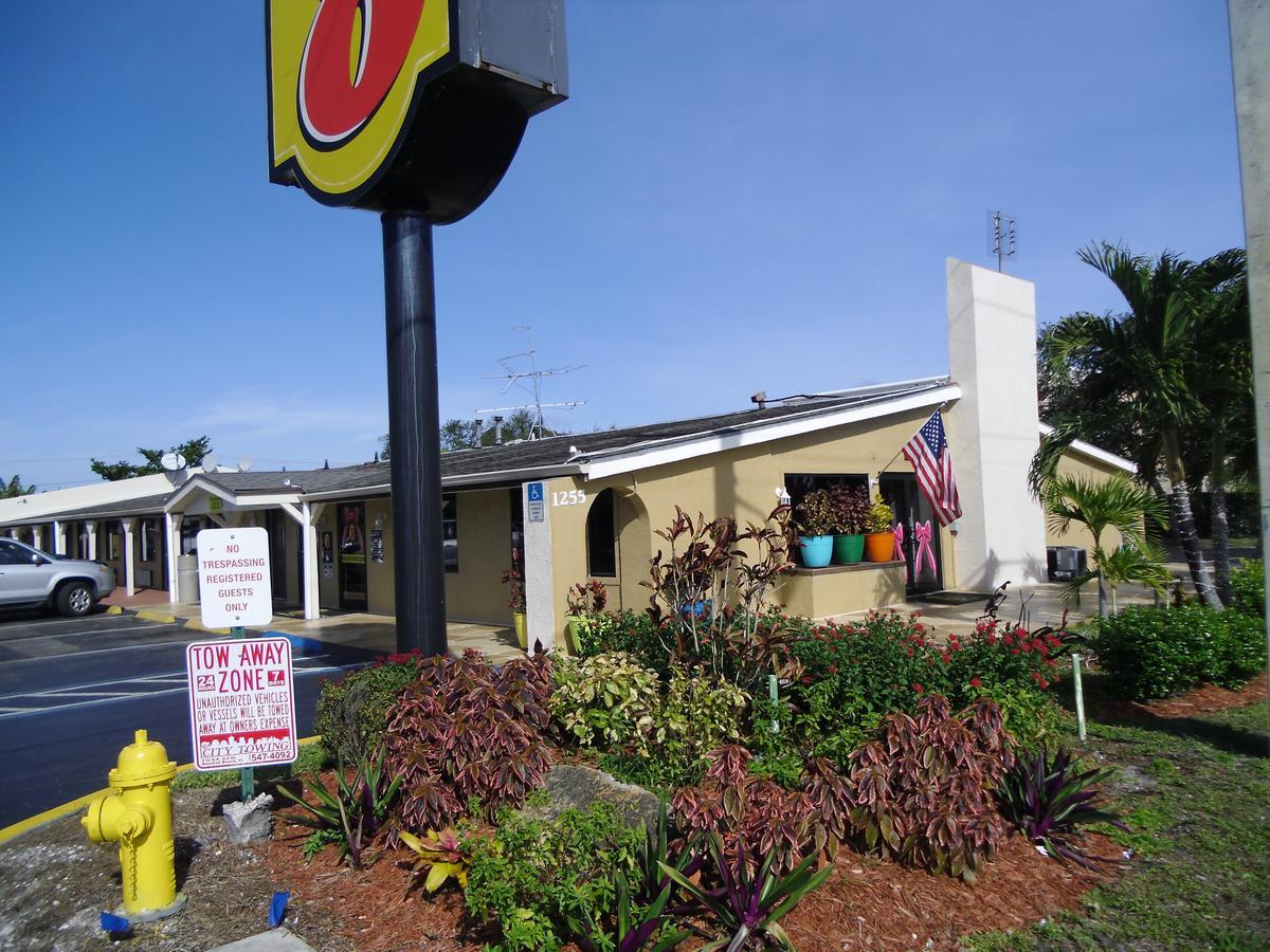 Super 8 By Wyndham West Palm Motel Lantana