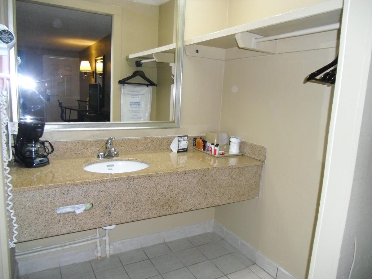 Super 8 By Wyndham West Palm 2*