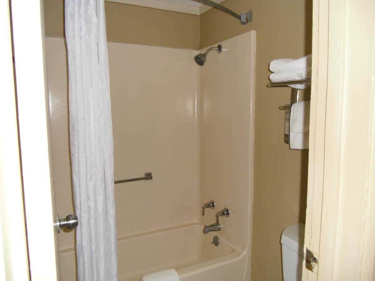 Super 8 By Wyndham West Palm Motel