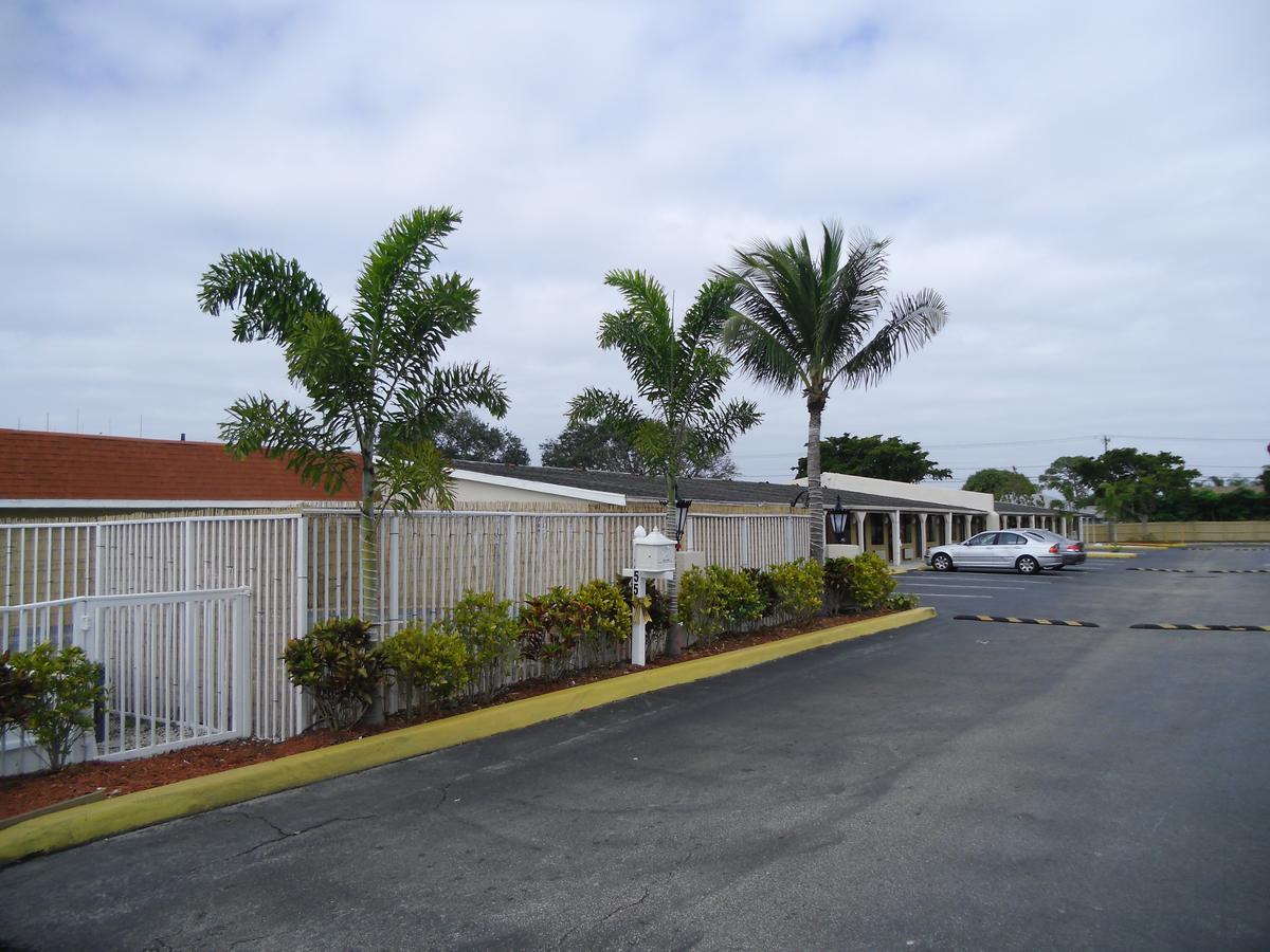 Super 8 By Wyndham West Palm