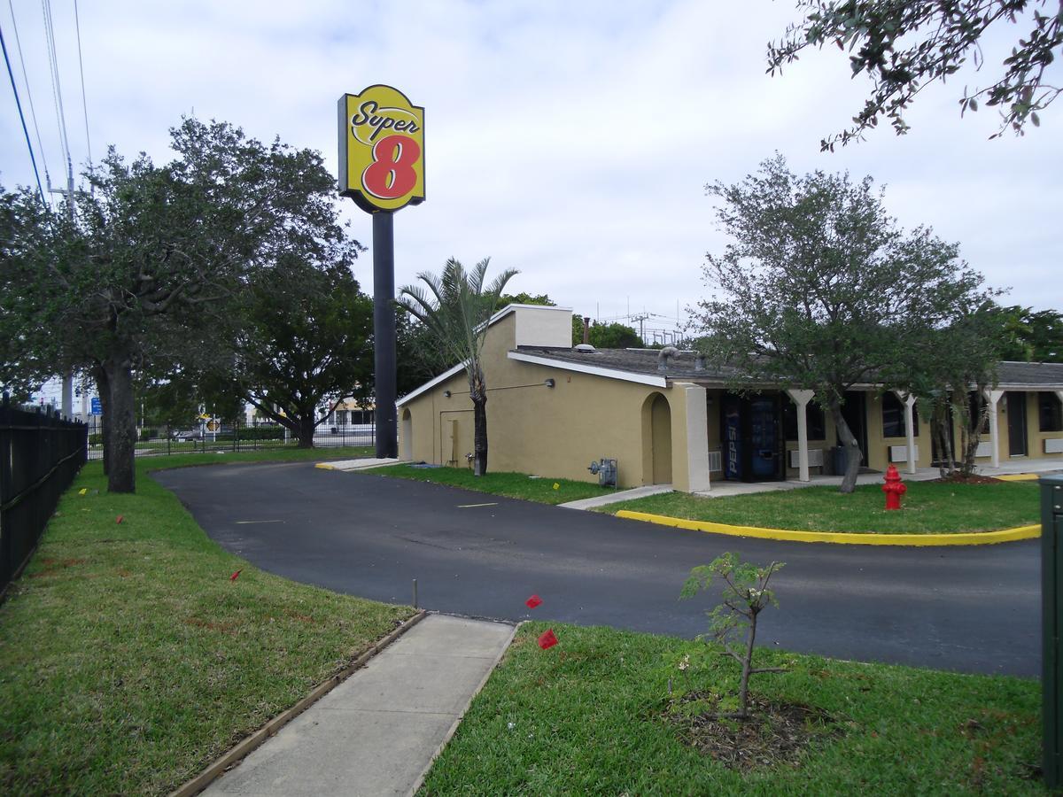 Motel Super 8 By Wyndham West Palm 2*