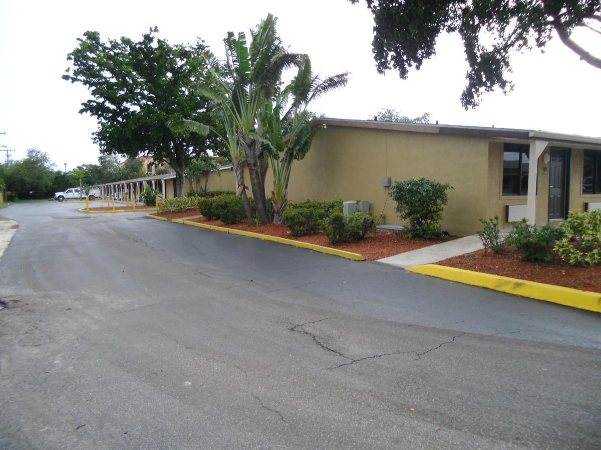 Super 8 By Wyndham West Palm Motel Lantana
