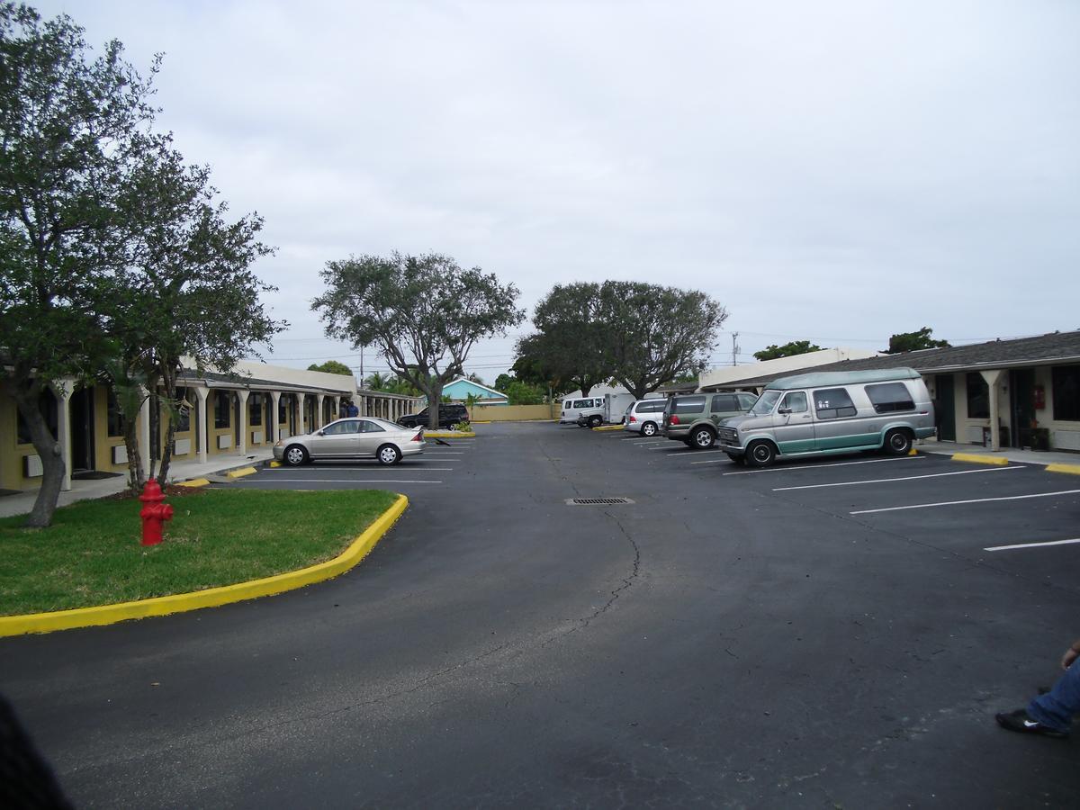 Super 8 By Wyndham West Palm Motel Lantana