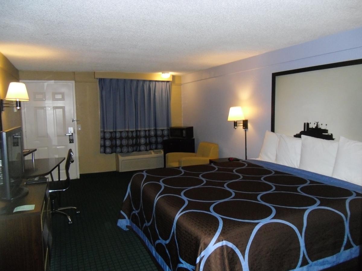 Super 8 By Wyndham West Palm Motel
