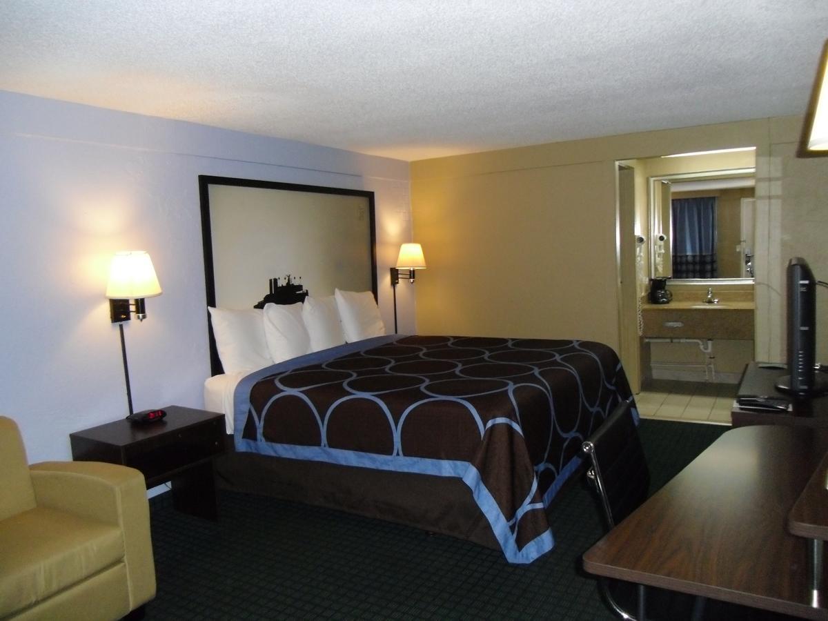 Super 8 By Wyndham West Palm Motel