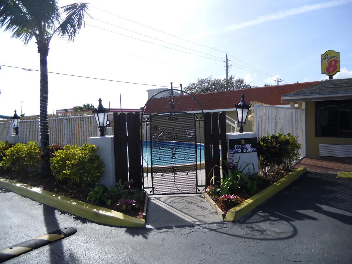 Super 8 By Wyndham West Palm Motel 2*