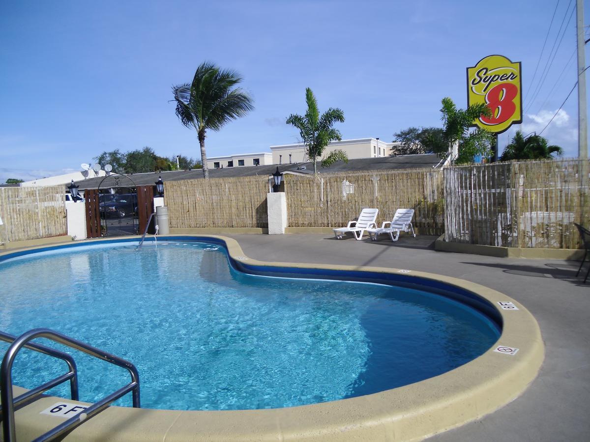 Super 8 By Wyndham West Palm Motel