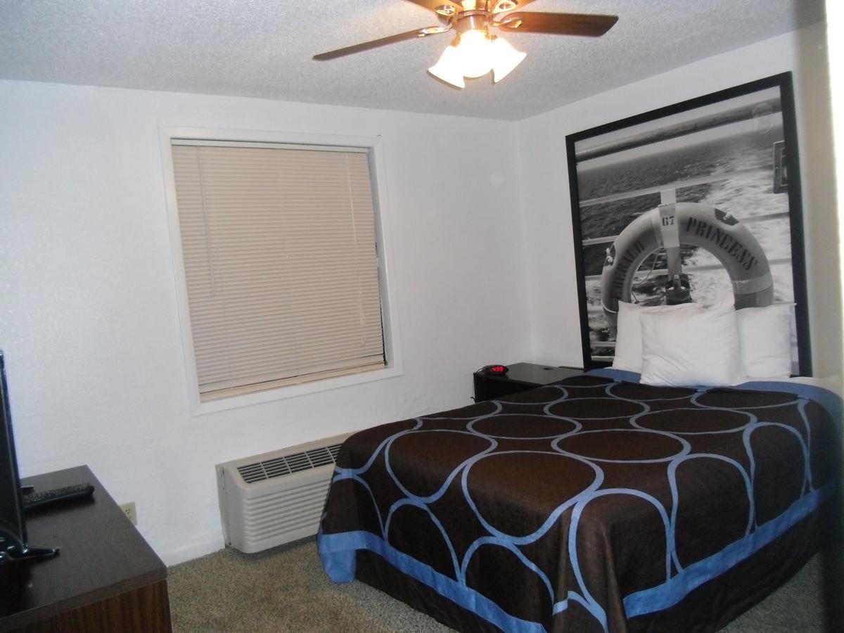 Super 8 By Wyndham West Palm Motel 2*